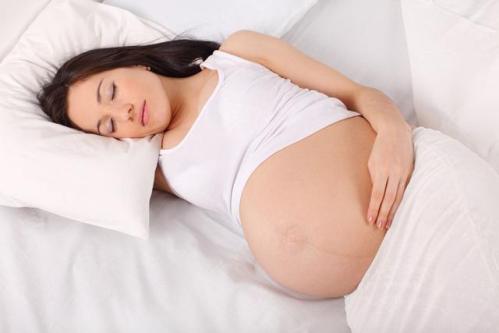 Беременная женщина на 33 неделе спит на правом боку