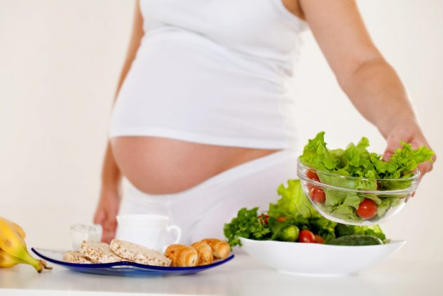 Чтобы избежать образования газов при беременности, нужно правильно питаться