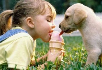 Девочка ест мороженое