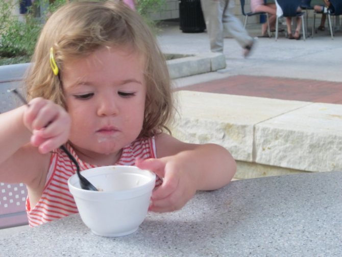 девочка ест суп со сметаной
