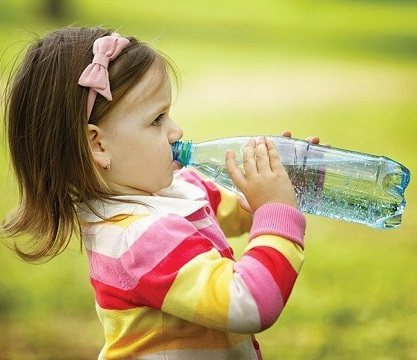 Девочка пьёт воду из бутылки