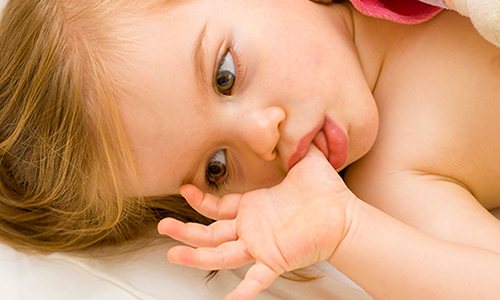 Если ребенок постоянно лезет в рот руками либо забывает промыть ротовую полость после приема пищи, бактерии, оседающие в ранке, начинают стремительно размножаться