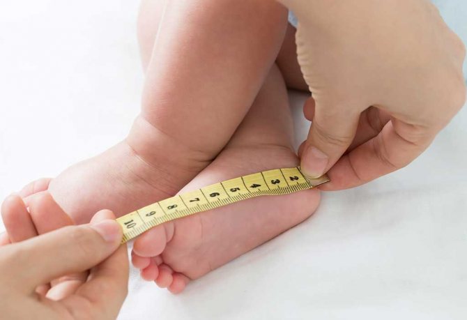 measuring a child&#39;s foot