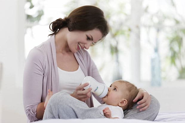 как держать новорожденного при кормлении