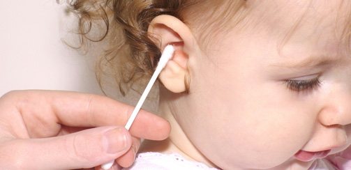 Как почистить грудному ребенку уши