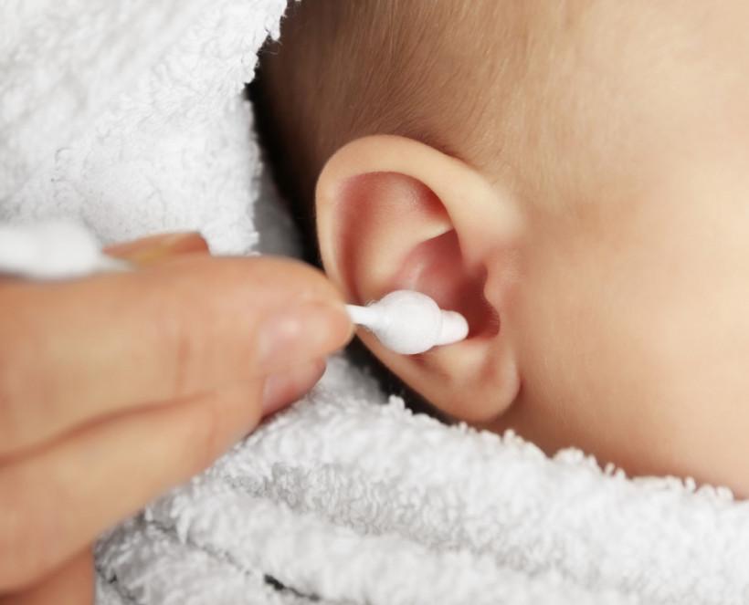 Как почистить грудному ребенку уши
