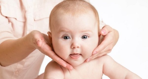 Кривошея у новорожденных. Причины, признаки, фото и лечение