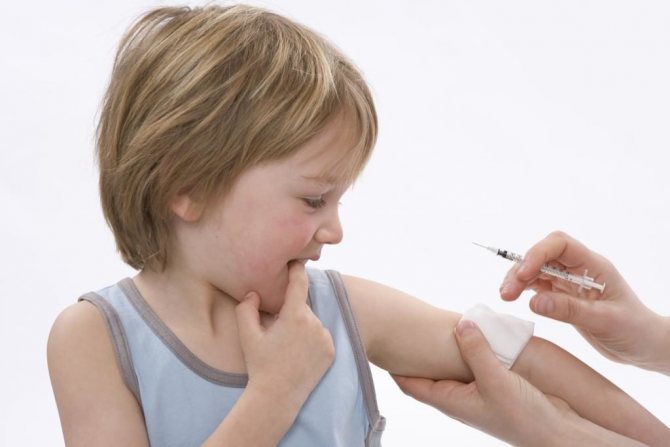 малышу делают прививку