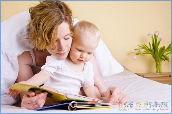 mother teaches child to read a book