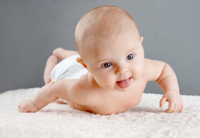 Младенец 4 месяцев достигает значительных изменений в физическом развитии