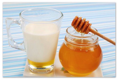 Молоко с медом не только успокоит кашель, но и поможет малышу уснуть