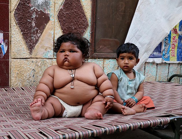 Очень толстый и нормального веса детки