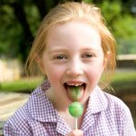окрашивание языка ребенка из-за конфеты