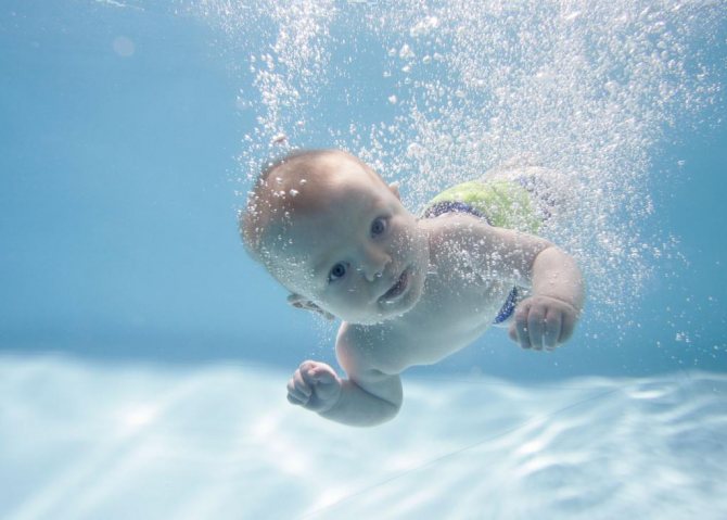 почему месячный ребенок плачет после купания