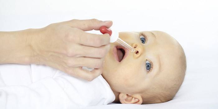 Drops are put into a child&#39;s nose