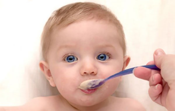Ребеночка кормят с ложечки