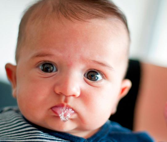 Обильная слюна причины. Повышенное слюноотделение у малышей. Слюни при прорезывании зубов. Обильное слюноотделение у ребенка.