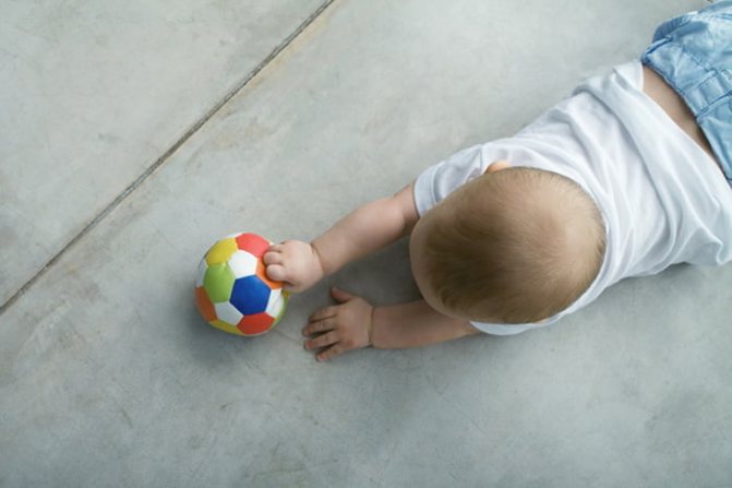 Ребенок ползет за мячиком
