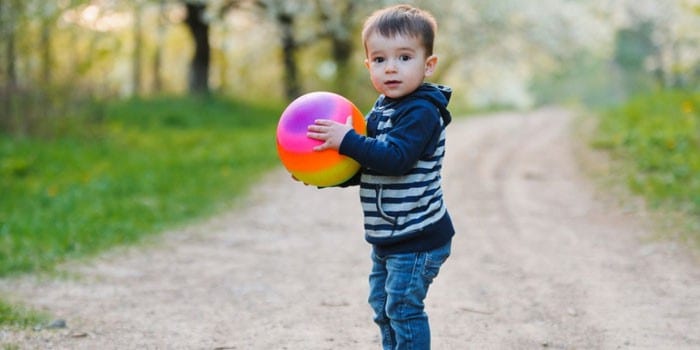 Ребенок с мячом в руках