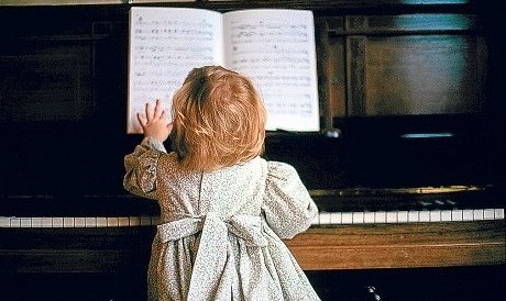 ребенок за пианино
