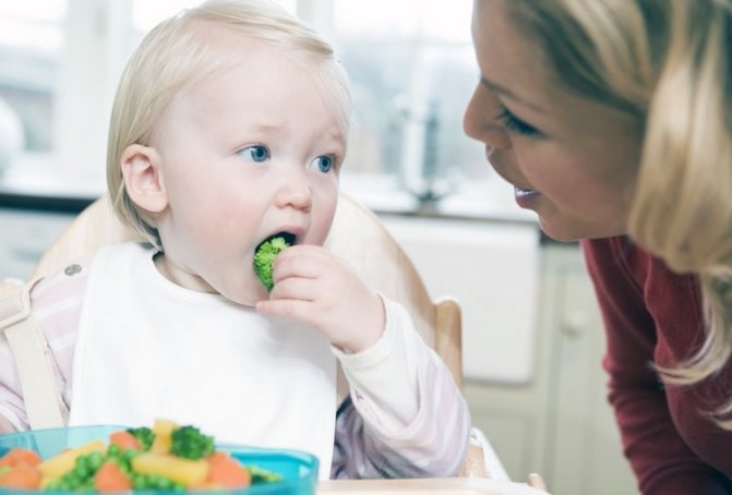 Режим питания ребенка в 10 месяцев пока остается 5-разовым.