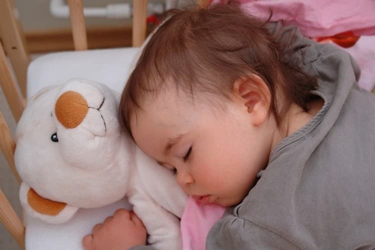 Режим сна ребенка в 10 месяцев должен предусматривать приблизительно 8-часовой ночной сон и один или два дневных, коротких.