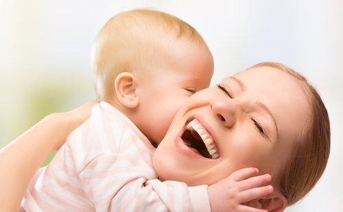 Счастливая мама с малышом на руках