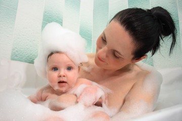 Совмесное купание с ребенком в ванной