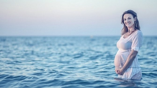 Узнайте, можно ли купаться при беременности в озере.