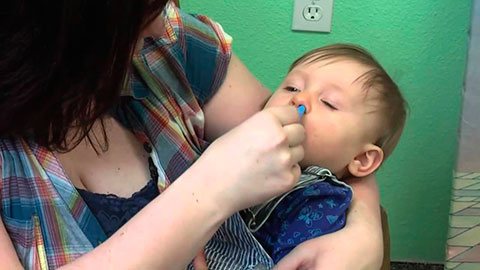 закапывание носа у мамы на руках